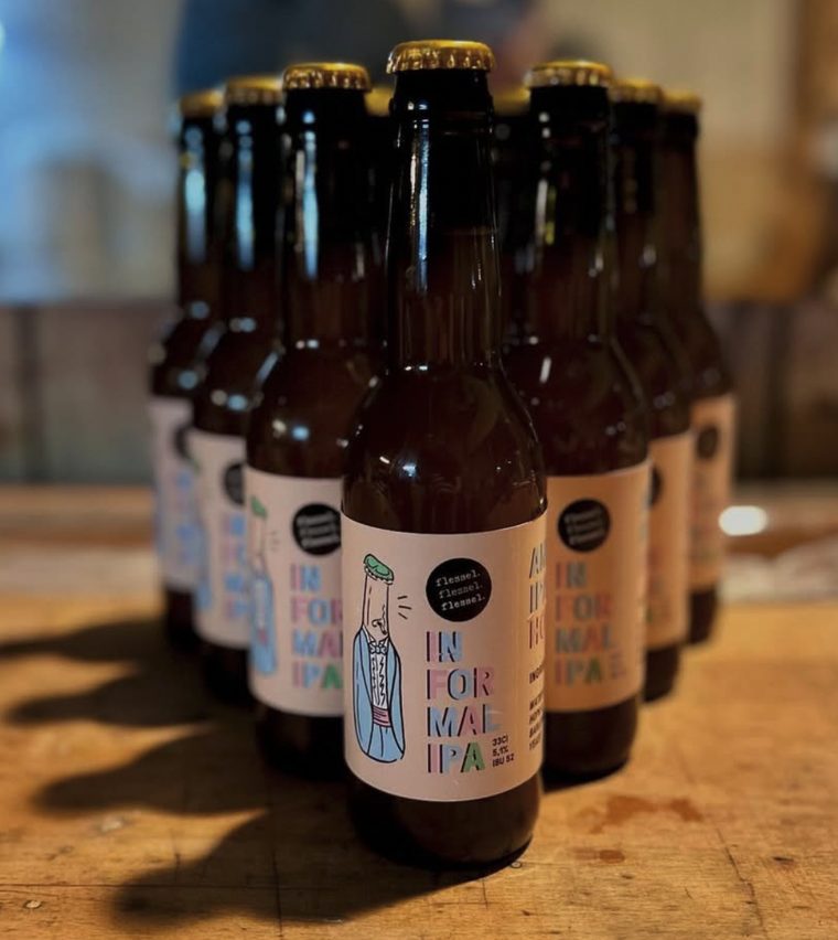 Flesjes Informal IPA van Flessel op een houten tafel